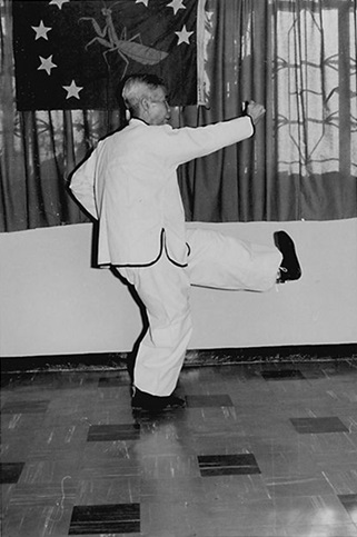 Forme 29 : le poing droit abattu en oblique, le pied gauche sorti en écrasant — photographie de l&rsquo;édition de 1972