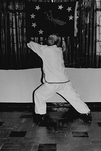 Forme 34 : pas de l&rsquo;ascension à gauche, le poing gauche balayant en travers vers la tempe droite — photographie de l&rsquo;édition de 1972