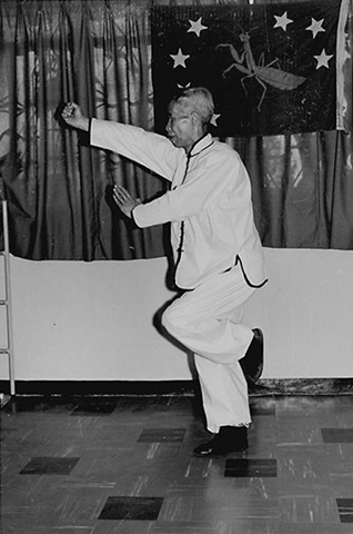 Forme 48 : le poing droit relevant de bas en haut, la paume gauche venant à sa rencontre — photographie de l&rsquo;édition de 1972