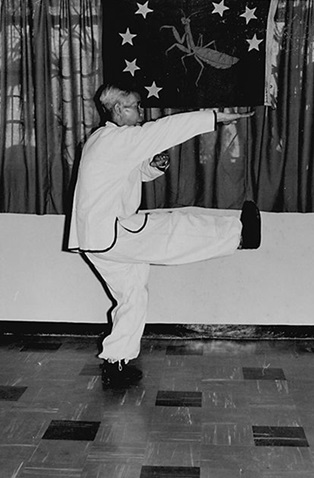 Forme 5 : les deux paumes balayant vers l&rsquo;avant-droit, la jambe droite ramassant vers l&rsquo;avant-gauche — photographie de l&rsquo;édition de 1972
