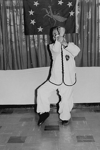 Forme 50 : pas du tigre enjambé à droite, le poing droit fendant vers l&rsquo;arrière, reçu par la main gauche — photographie de l&rsquo;édition de 1972
