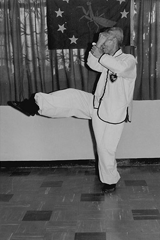 Forme 51 : les mains tenues, le pied droit lancé — photographie de l&rsquo;édition de 1972