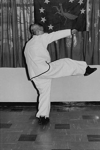 Forme 54b : le pied droit décrivant un cercle de la droite vers la gauche — photographie de l&rsquo;édition de 1972