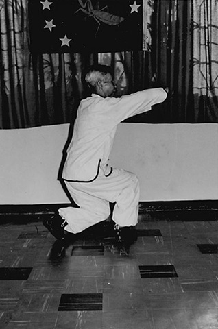Forme 6 : pas d&rsquo;entrée dans l&rsquo;anneau à droite, l&rsquo;avant-bras droit poussé en travers, le poing gauche collé au poignet — photographie de l&rsquo;édition de 1972