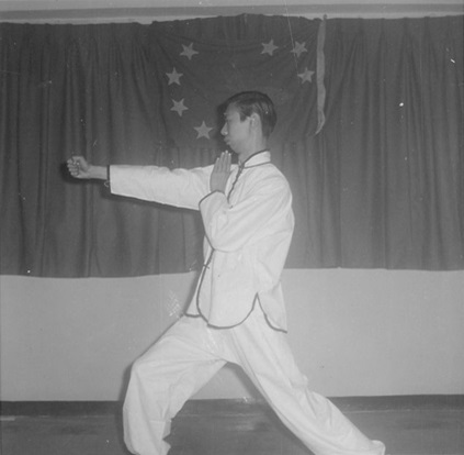 Posture 23 : posture de la montée à droite, le poing droit fendant vers le bas et heurtant la paume gauche