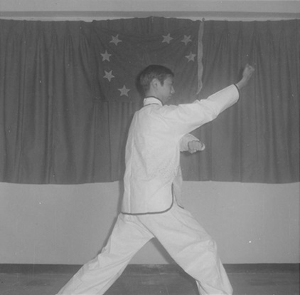 Posture 6 : posture de la montée à droite, le poing droit remontant du bas, le gauche scellant devant