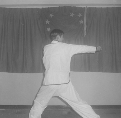 Posture 7 : sur place, recul en pas d&rsquo;avalement et d&rsquo;affaissement, les deux crochets tournoyant en sens inverse