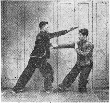 Posture 46b : B presse de la paume gauche et frappe du haut de la paume droite