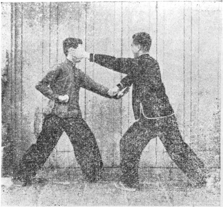 Posture 5a : B abaisse la paume droite et frappe de la paume gauche