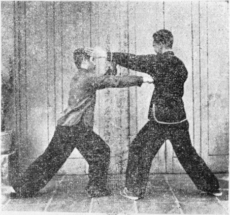 Posture 5b : A avance le pied droit et pousse le poing