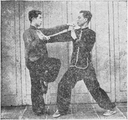Posture 6a : A bondit en posture sur une jambe, poing gauche vers le visage de B