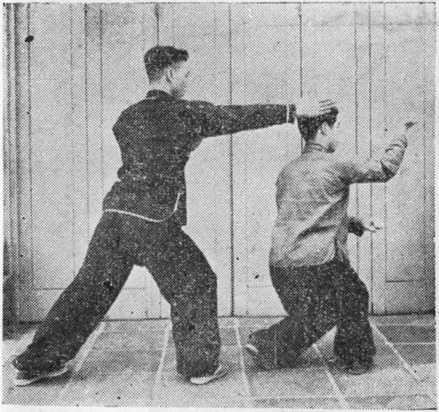 Posture 9a : B passe dans le dos de A et frappe l&rsquo;arrière de sa tête