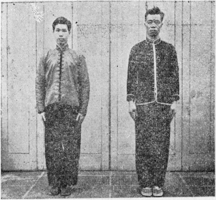 Posture 1a : les deux partenaires face à face, A à l&rsquo;est (à gauche), B à l&rsquo;ouest (à droite), en position de garde-à-vous
