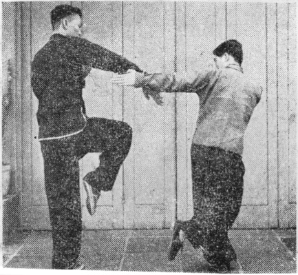 Posture 9c : B lève le pas et barre de la paume droite