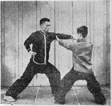 Posture 10b : A en cavalier scelle de ses deux mains le poignet et le coude de B