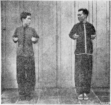 Posture 1b : les deux poings ramenés à la taille, les partenaires se faisant face