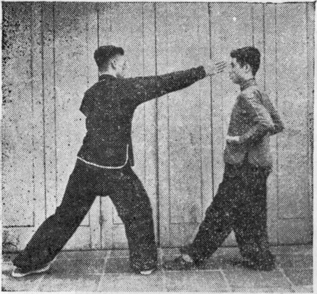 Posture 14a : B lance sa paume droite au côté gauche du visage de A