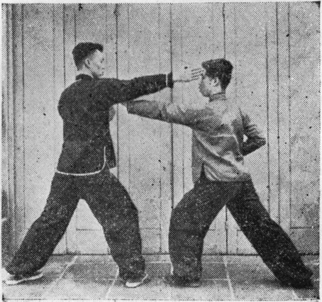 Posture 14c : la paume de A pénètre le long du bras de B