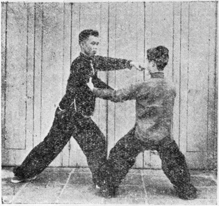 Posture 17a : B en ascension, poing gauche au visage de A