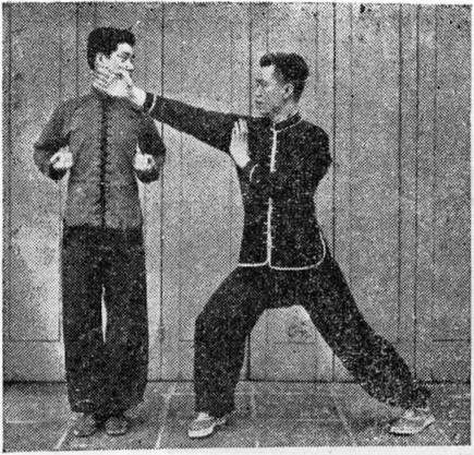 Posture 2a : B avance le pied droit et lance sa paume droite au visage de A