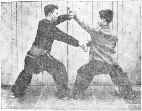 Posture 19a : B barre en haut du poing gauche