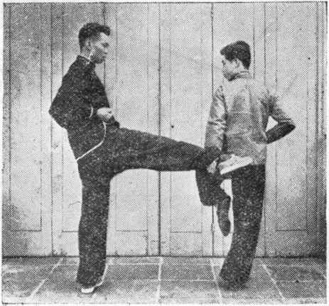Posture 19c : A lève le pied gauche et accroche vers le bas du crochet