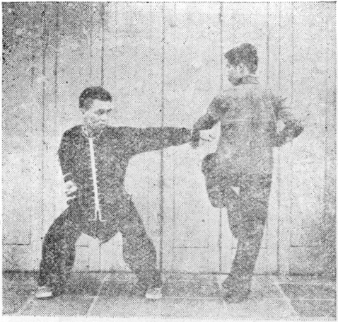 Posture 21a : B en cavalier, poing gauche à la taille de A