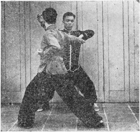 Posture 25a : B écarte de la paume gauche et lance la droite
