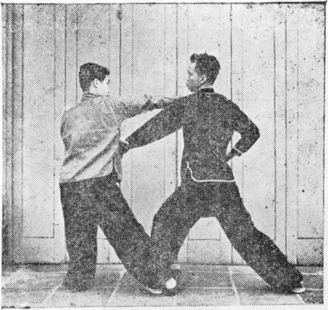 Posture 27a : A accroche le cavalier avancé et saisit la gorge
