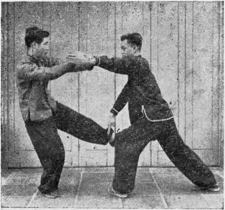 Posture 3b : A scelle de ses deux mains le poignet et le coude de B tout en levant le pied gauche