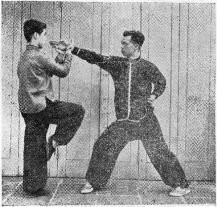 Posture 30b : A ramène la jambe, scelle de la main gauche et joint ses deux paumes
