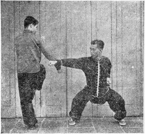 Posture 33 : A lève le pas et coupe vers le bas du poing droit
