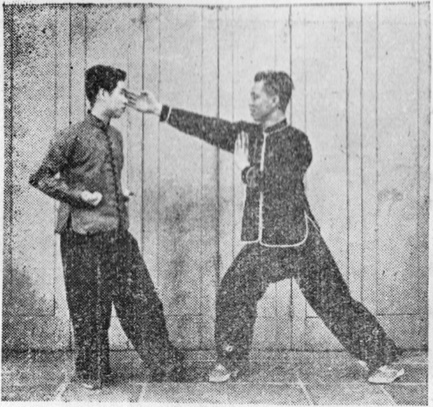 Posture 4a : B recule en pas du cavalier et frappe de la paume droite