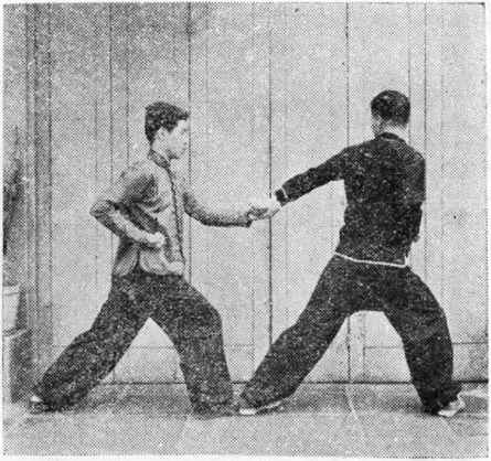 Posture 37b : la main gauche de A renverse son scellement
