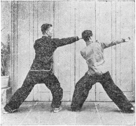 Posture 40a : B passe à gauche de A et attaque le visage