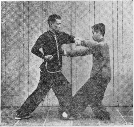 Posture 42 : A accroche le cavalier et tranche à la taille de B