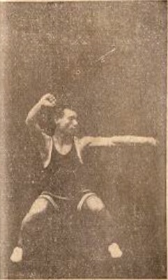 Posture 4, enrouler le coude droit en posture du cavalier, édition de 1928