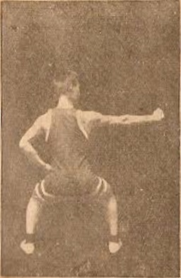 Posture 2, pas croisé et poing qui jaillit, édition de 1928
