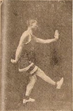 Posture 4, relever le poing et balayer la jambe, édition de 1928