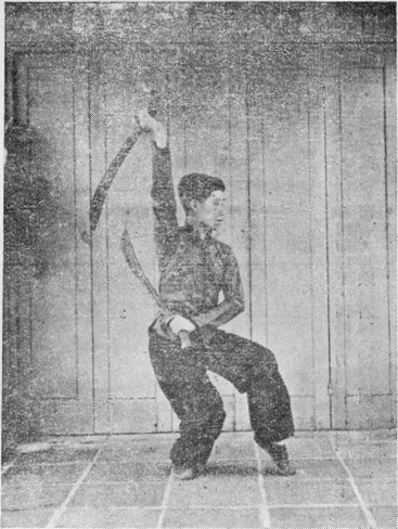 Posture 3, figure finale (planche 3d) : le sabre droit relevé au-dessus de l’épaule gauche jusqu’à la verticale