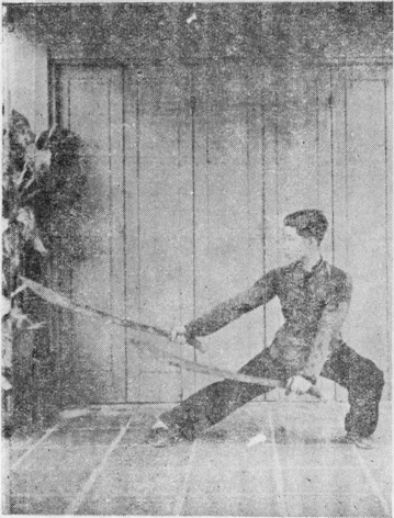 Posture 37, figure finale (planche 37b) : plongeon en jambe jetée, les deux sabres fendant de haut en bas