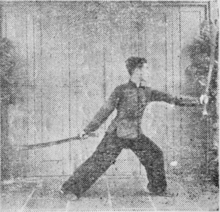 Posture 38, position de passage A (planche 38a) : le sabre gauche soulevé d’en bas, en pas de la montée vers l’ouest