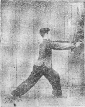 Posture 38, position de passage B (planche 38b) : le sabre droit soulevé depuis l’arrière et posé sur le bras droit