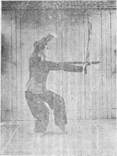 Posture 38, figure finale (planche 38c) : le pas de chevaucher le tigre à gauche, le pouce serrant le sabre droit, la paume droite barrant au-dessus de la tête