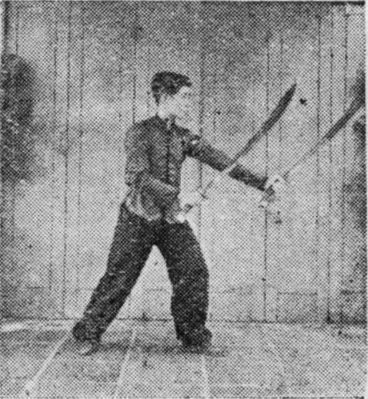Posture 4, position de passage A (planche 4a) : les deux sabres abattus en diagonale vers l’avant