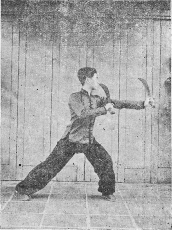 Posture 4, figure finale (planche 4c) : bond vers l’ouest en pas de la montée, les sabres sortis, le gauche long et le droit court