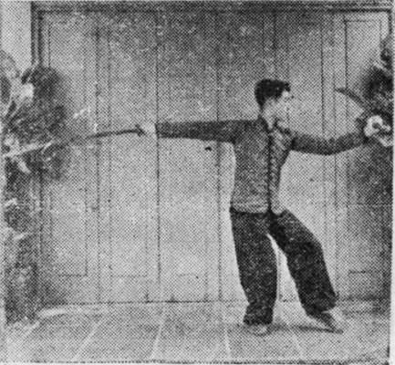 Posture 6, position de passage A (planche 6a) : le sabre droit balayant vers l’arrière, main retournée