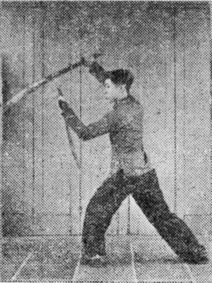 Posture 6, position de passage B (planche 6b) : le pas de la montée, les sabres à l’horizontale, le droit au-dessus et le gauche au-dessous