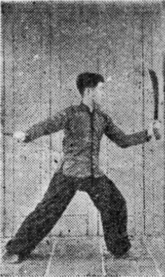 Posture 6, position de passage C (planche 6c) : le demi-tour achevé, pas de la montée à gauche, les sabres sortis