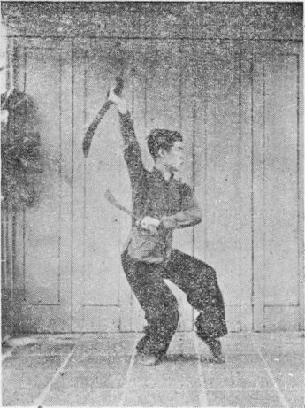 Posture 6, figure finale (planche 6d) : le pas de chevaucher le tigre à gauche, le sabre droit levé, le gauche à la taille droite